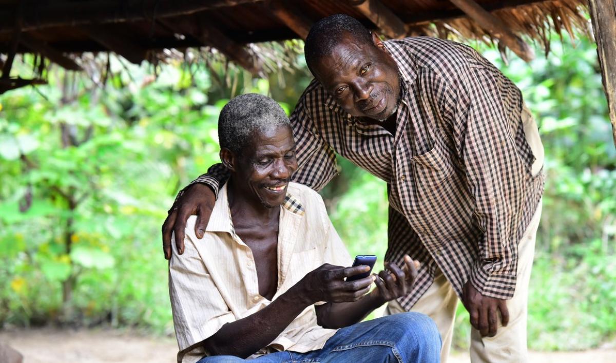 En Afrique de l'Ouest, le téléphone est quasiment l’unique outil numérique utilisé. 20 % des personnes n’en possèdent pas, 60 % ont un téléphone simple et 20 % détiennent un smartphone. © Ylo Design Studio